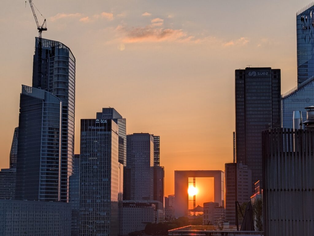 Coucher de soleil dans la Grande Arche de la Défense
