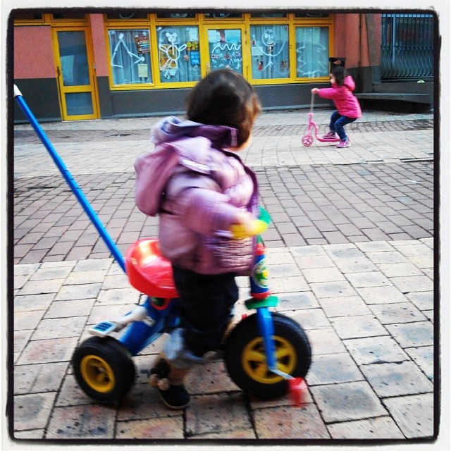 Enfants faisant du vélo