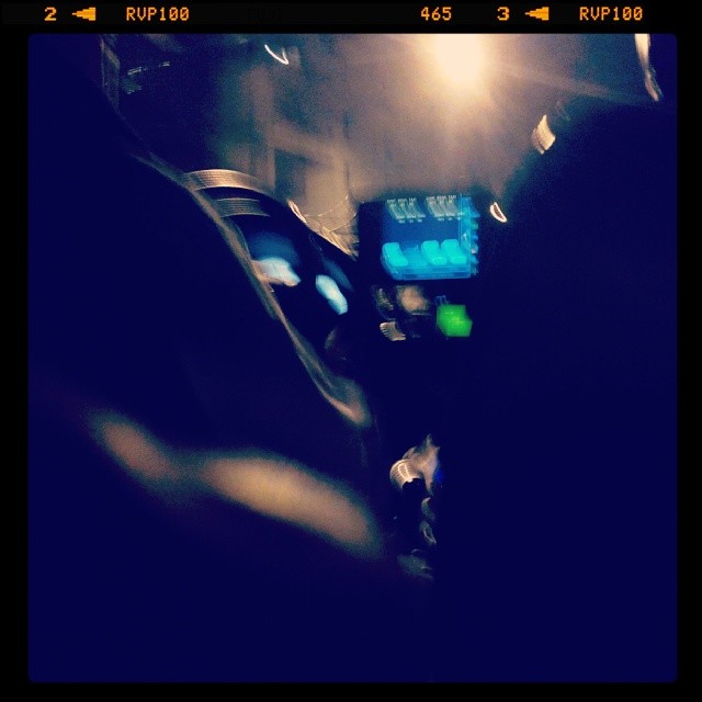 A l'arrière d'un taxi la nuit