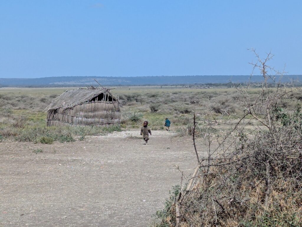 Enfant maasaï de retour de l'école, Tanzanie
