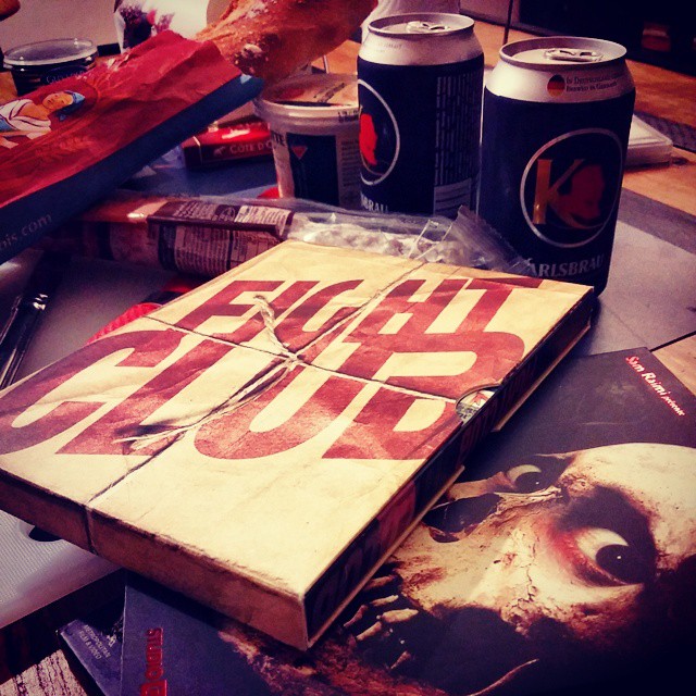 Jaquettes de DVD sur une table