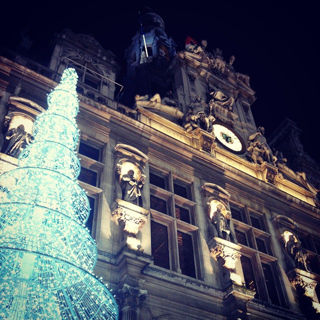 Façade de mairie avec sympa de Noel en led