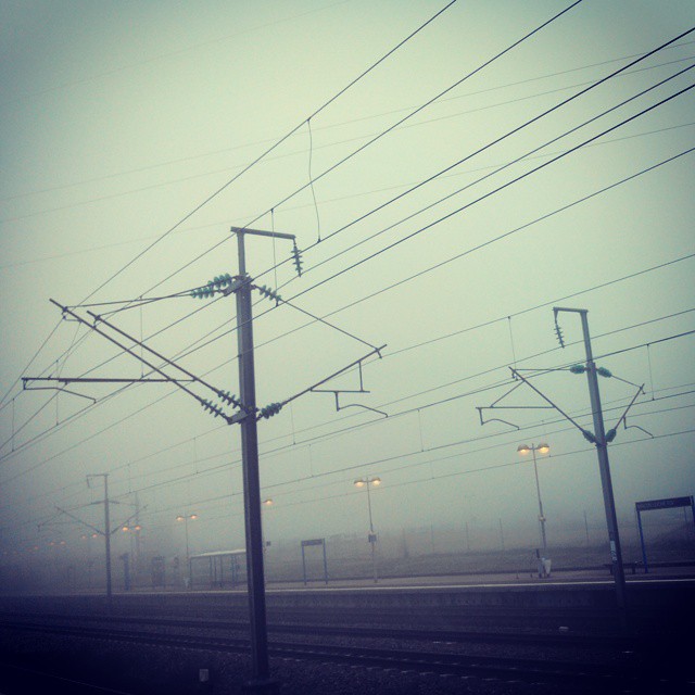 Paysage de gare dans la brume