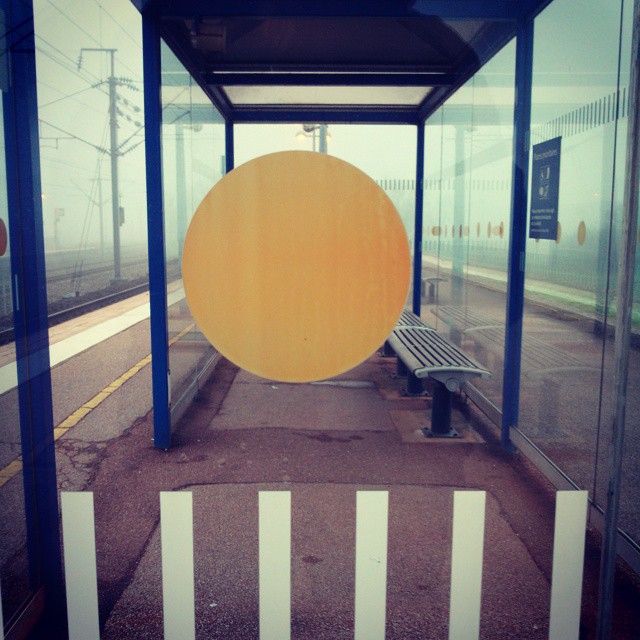 Paysage de gare dans la brume