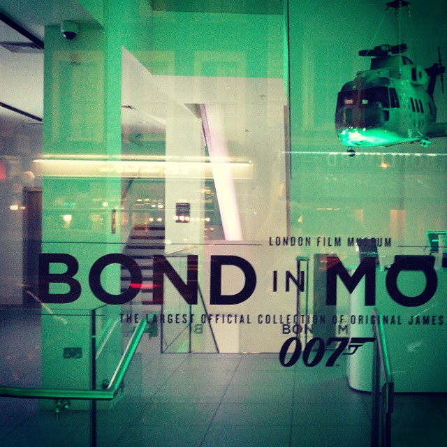 Vitrine de l'expo Bond in Motion de Londres (2015)