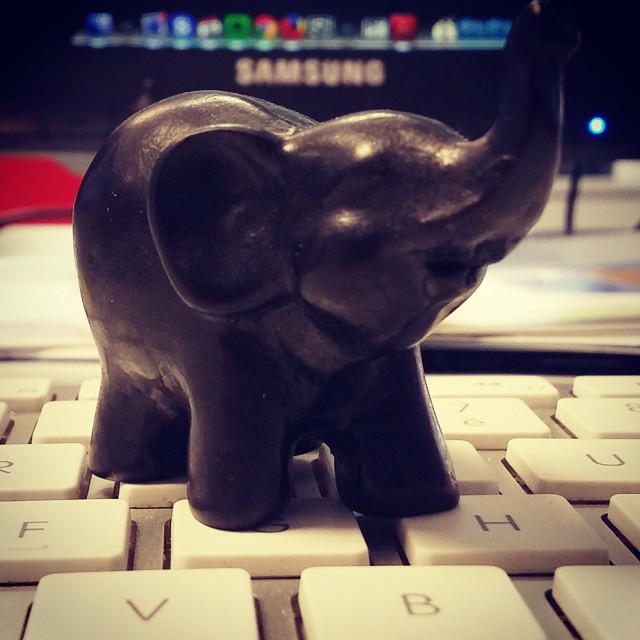 Figurine d'éléphant sur un clavier d'ordinateur
