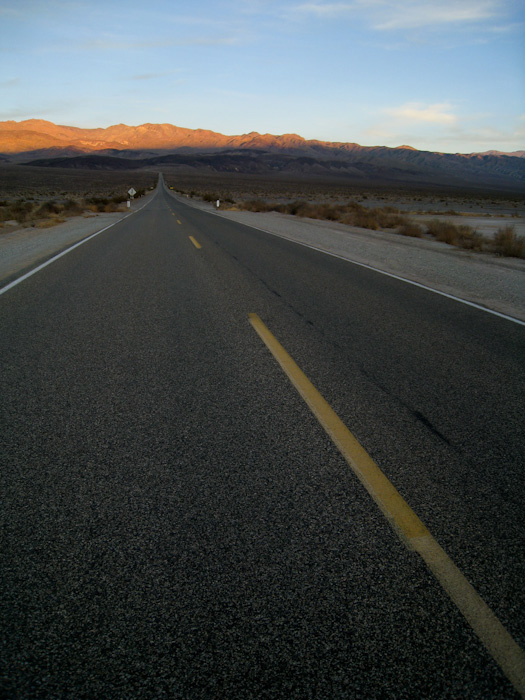 coucher de soleil sur la route deserte de death valley