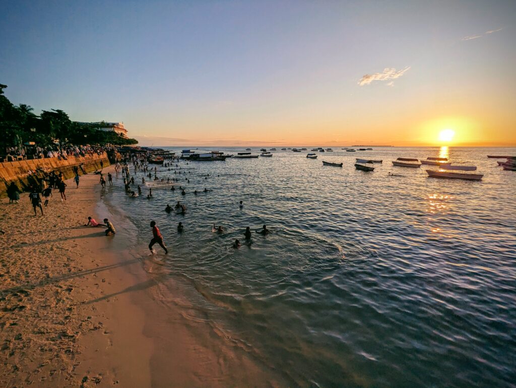 Coucher de soleil sur la plage de Stone Town (Zanzibar)